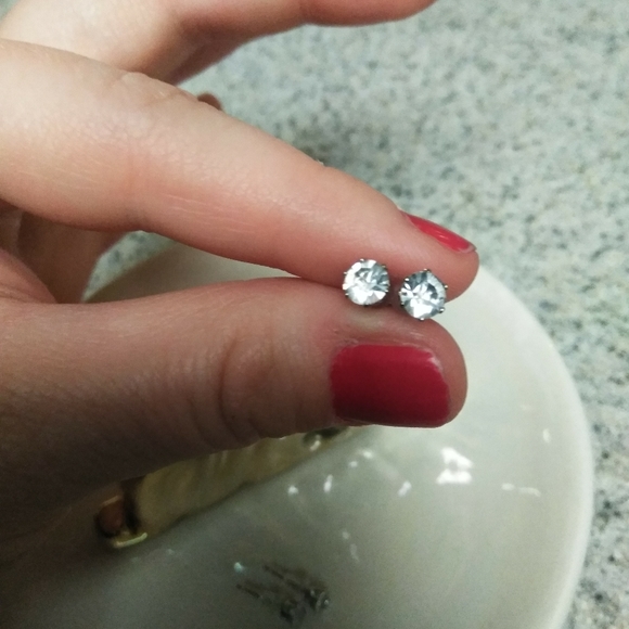 2 pairs of small fashion studs - Picture 3 of 4